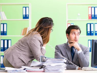 Ofiste çalışan iki meslektaşım.