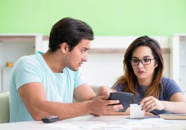 Genç aile kişisel finansla boğuşuyor