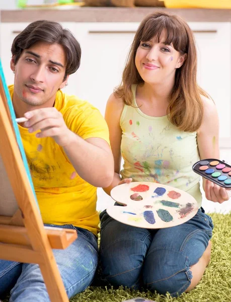 Pareja joven disfrutando de la pintura en casa —  Fotos de Stock