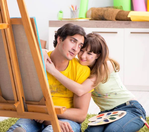 Unga par njuter av målning hemma — Stockfoto