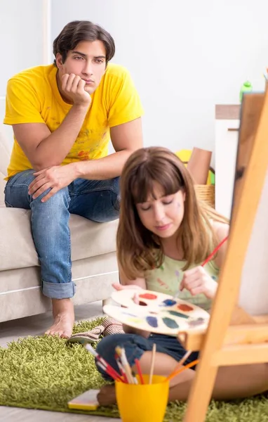 若い夫婦が家で絵を楽しむ — ストック写真