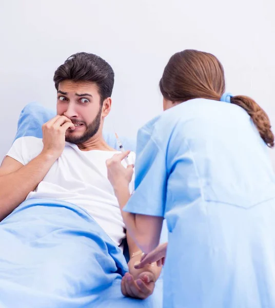 Жінка-лікар вивчає пацієнта чоловічої статі в лікарні — стокове фото