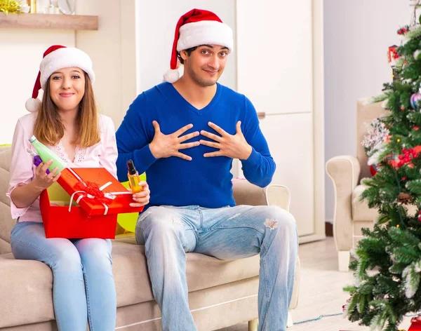 Jovem casal celebrando o Natal em casa — Fotografia de Stock