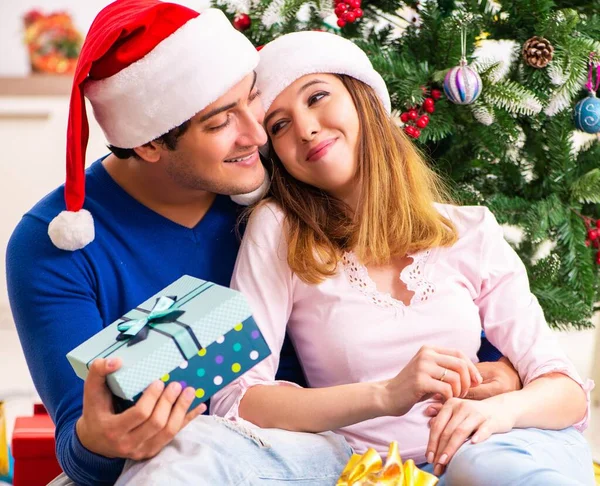 Jovem casal celebrando o Natal em casa — Fotografia de Stock