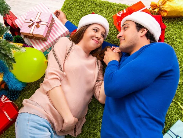 Schwangere Frau feiert Weihnachten mit Ehemann — Stockfoto