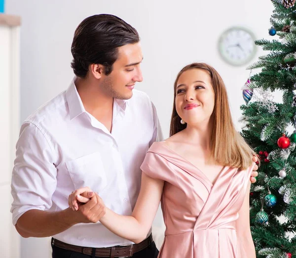 Молодая пара на романтическом рождественском свидании — стоковое фото