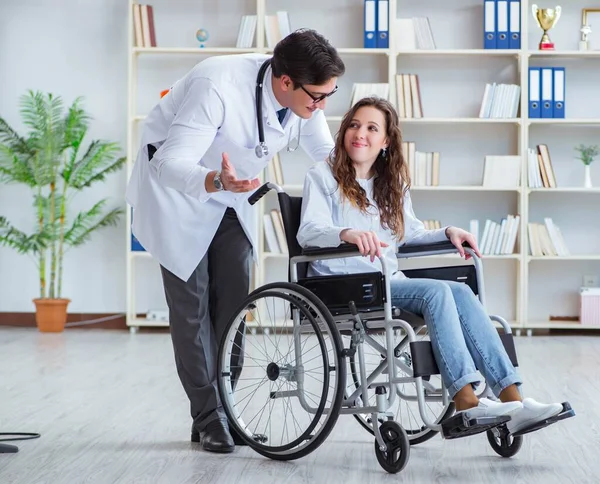 Paziente disabile in sedia a rotelle visita dal medico per un controllo regolare — Foto Stock