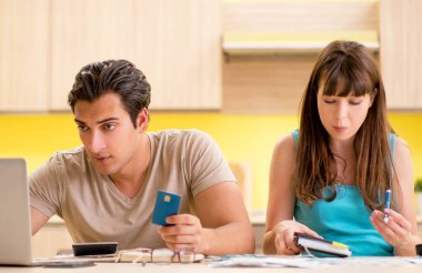 Genç aile kişisel finansla boğuşuyor