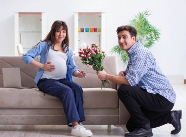 Mutlu aile evde hamileliği kutluyor.