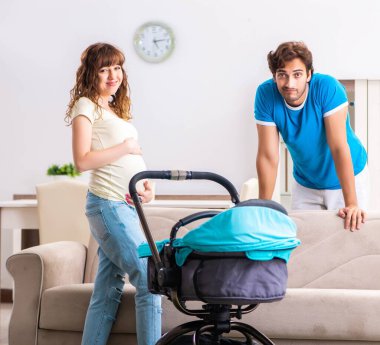 Yeni bir bebek bekleyen genç ebeveynler.