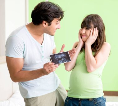 Genç aile hamileliği öğreniyor.