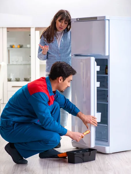 Ремонт холодильника с клиентом — стоковое фото