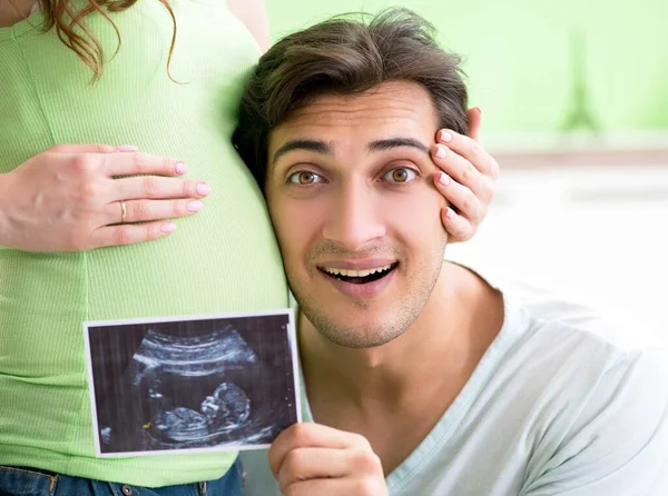 Jonge familie te weten komen over zwangerschap — Stockfoto