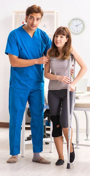 Young female patient visiting male doctor traumatologist — Stock Photo, Image
