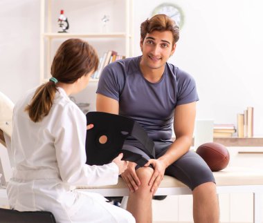 Yakışıklı Amerikan futbolcusu kadın doktor travmasını ziyaret ediyor.