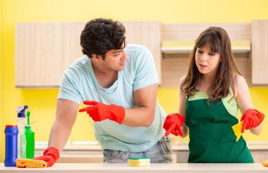 Mutfakta çalışan genç çift.