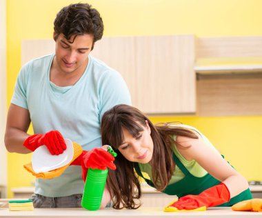 Mutfakta çalışan genç çift.