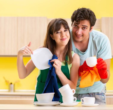 Mutfakta çalışan genç çift.