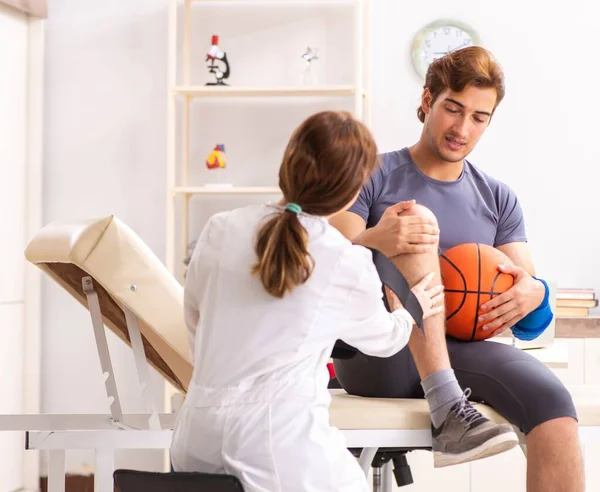 Bellissimo giocatore di basket in visita medico traumatologo femminile — Foto Stock