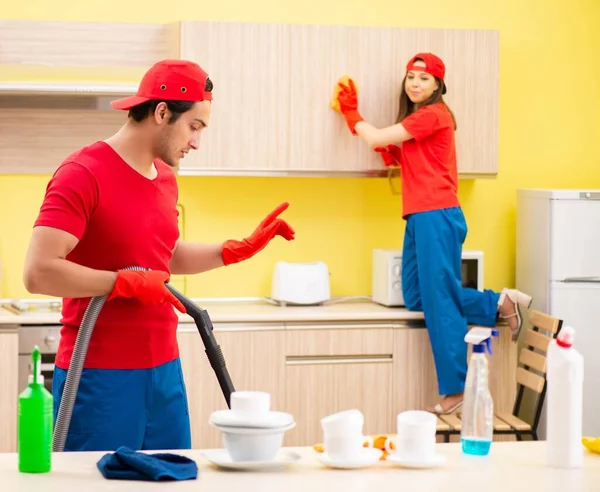 Empreiteiros profissionais de limpeza que trabalham na cozinha — Fotografia de Stock