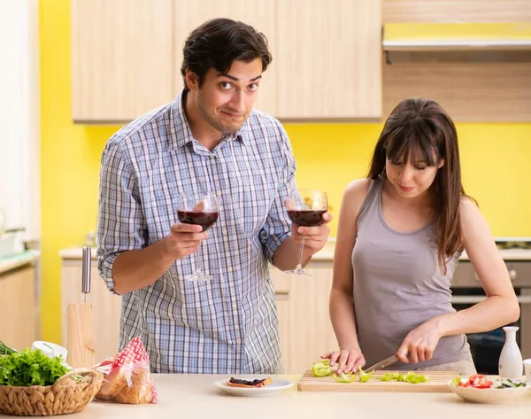 Giovane coppia che celebra anniversario di matrimonio in cucina — Foto Stock