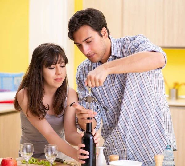 Pareja joven celebrando aniversario de boda en la cocina — Foto de Stock