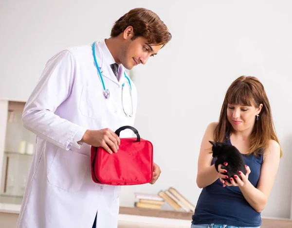 Veterinär läkare besöker sjuka kattungar hemma — Stockfoto