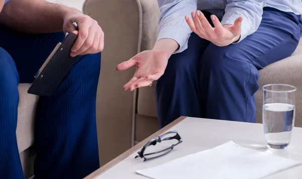 Paciente discutiendo con psicólogo problemas personales — Foto de Stock