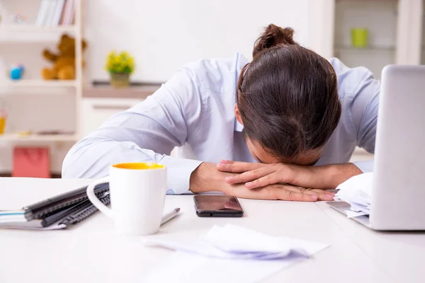 Jonge mannelijke zakenman die thuis werkt — Stockfoto