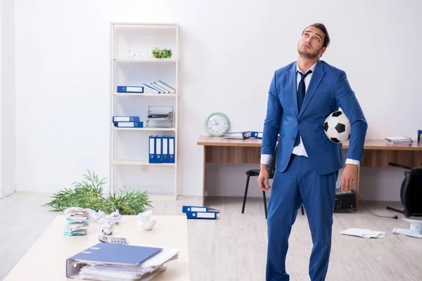 Junge männliche Angestellte beim Fußballspielen im Büro — Stockfoto