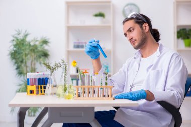 Laboratuvarda çalışan genç bir kimyager.