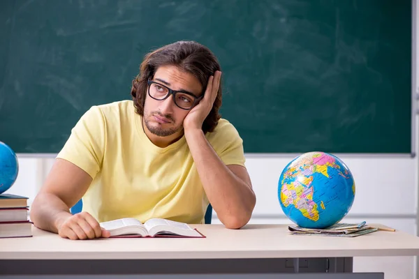 Joven profesor de geografía masculina frente a la pizarra —  Fotos de Stock
