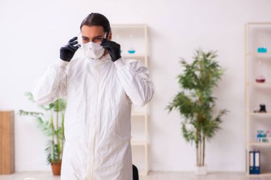 Coronavirus COVID-19 konseptinde çalışan doktor.