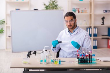 Laboratuvarda çalışan genç bir kimyager.