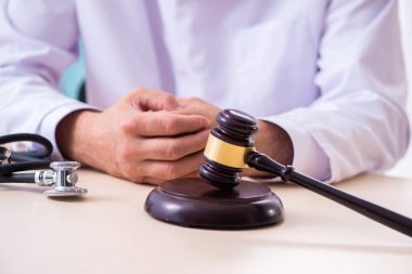 Adliyedeki erkek doktor avukatla toplantıda.