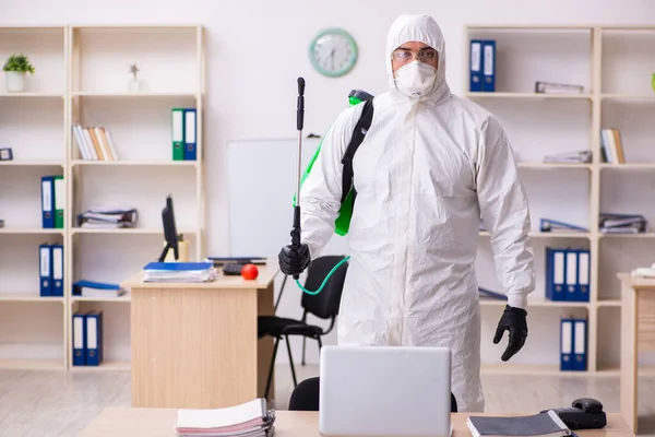 Oficina de desinfección de contratistas para coronavirus COVID-19 —  Fotos de Stock