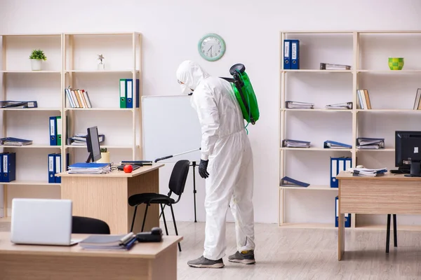 Oficina de desinfección de contratistas para coronavirus COVID-19 — Foto de Stock