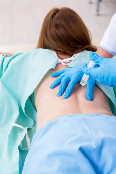 Jovem mulher ferida nas costas visitando médico masculino quiroprático — Fotografia de Stock