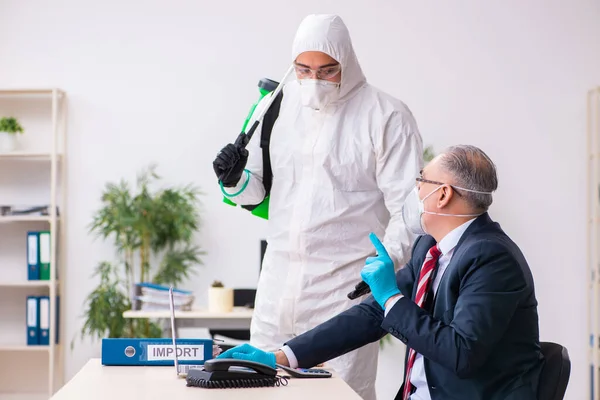 Old employee and young contractor in coronavirus concept — Stock Photo, Image