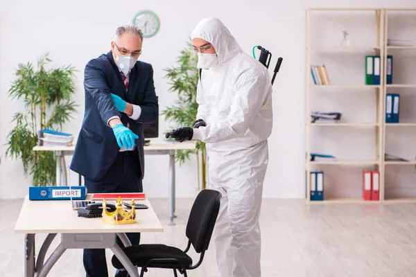 Old employee and young contractor in coronavirus concept — Stock Photo, Image
