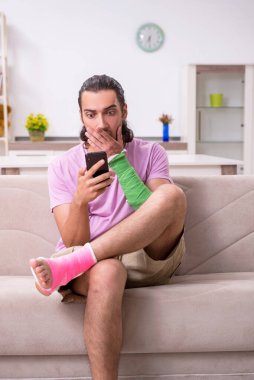 Evde yaralı bir genç var.