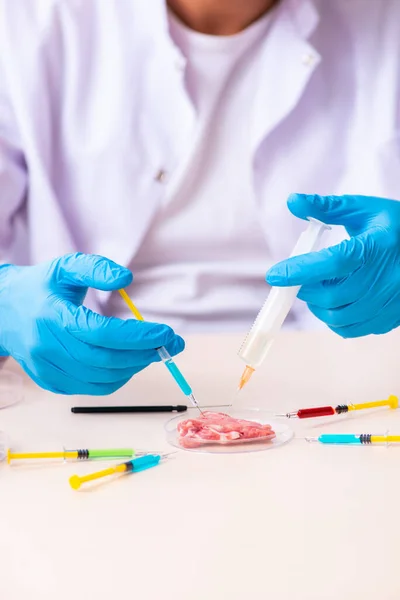 Joven experto en nutrición masculina probando productos alimenticios en laboratorio — Foto de Stock