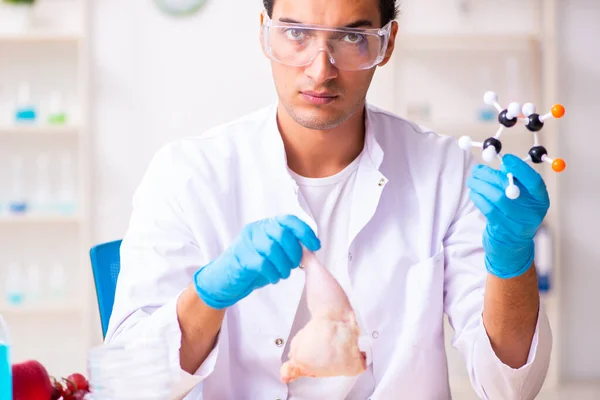 Joven experto en nutrición masculina probando productos alimenticios en laboratorio — Foto de Stock