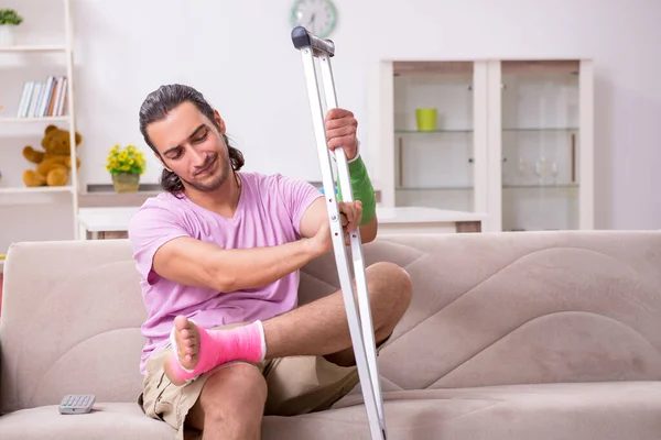 Jeune homme blessé à la maison — Photo