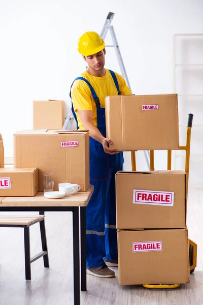 Joven macho profesional mover haciendo casa reubicación — Foto de Stock