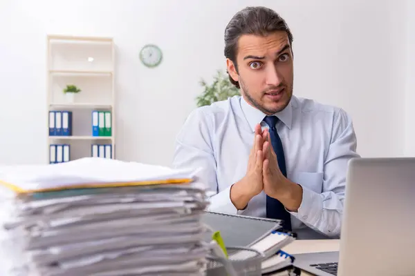 Joven hombre de negocios empleado infeliz con el trabajo excesivo — Foto de Stock