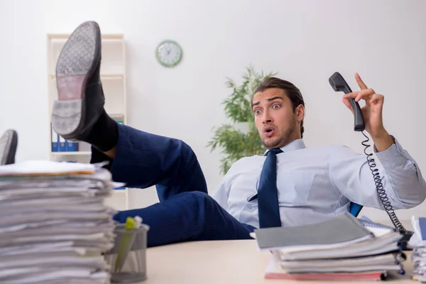 若い男性ビジネスマンの従業員は過度の仕事に不満 — ストック写真