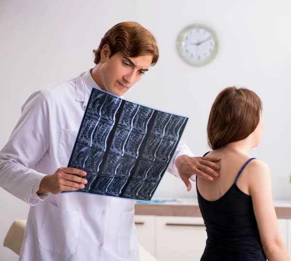 Férfi radiológus kimutatja a betegség okát — Stock Fotó