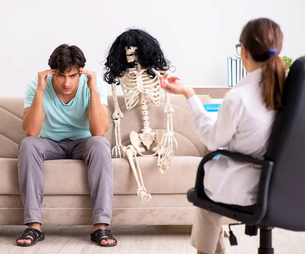 Jonge patiënt op bezoek bij psycholoog voor therapie — Stockfoto