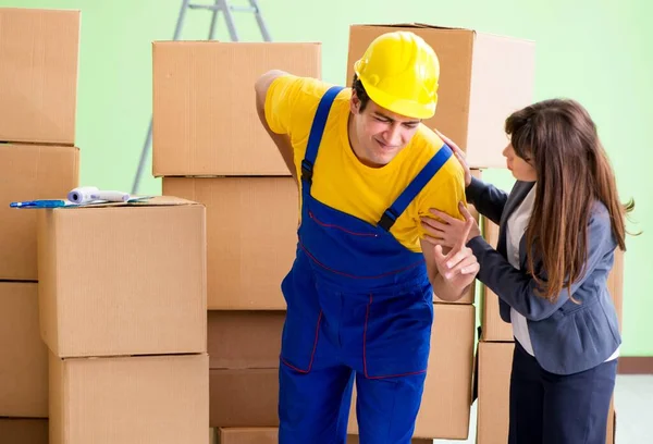 Женщина-босс и мужчина-подрядчик работают с доставкой коробок — стоковое фото